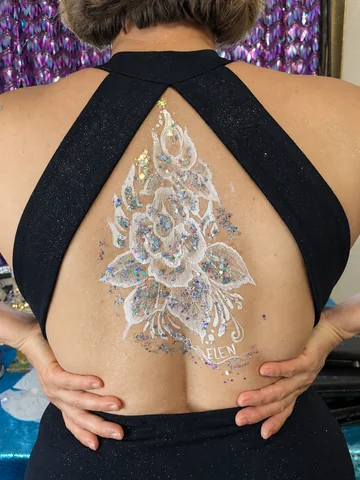 Diseño floral blanco con glitter en la espalda