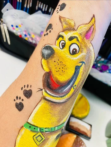 Scooby-Doo con huellas pintado en el brazo
