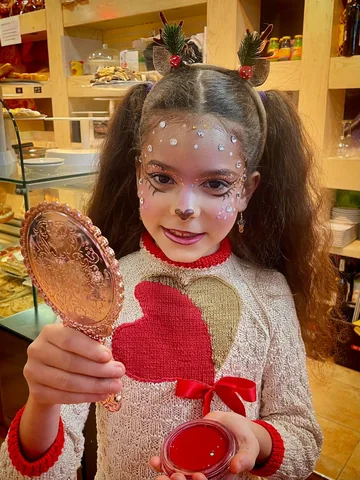 Maquillaje festivo de reno con glitter y cristales