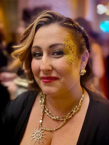 Maquillaje dorado con glitter junto al ojo