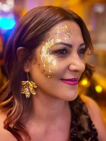 Diseño floral blanco y dorado con glitter