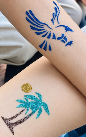 Ave azul y palmera turquesa con sol dorado de glitter