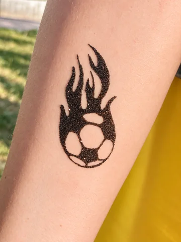 Balón de fútbol con llamas de glitter negro