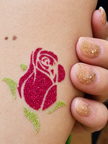 Rosa de glitter fucsia con hojas verdes