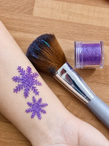 Copos de nieve de glitter violeta en la muñeca