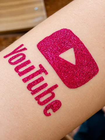 Tatuaje de glitter rosa con el logotipo de YouTube