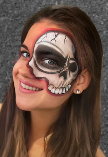 Maquillaje de Halloween con media calavera y detalles rojos