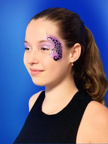 Maquillaje violeta de fantasía sobre fondo azul