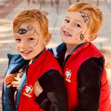 Maquillaje de arañas para dos niños