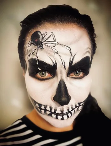 Calavera blanca y negra con araña