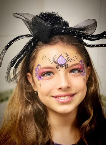 Maquillaje violeta con araña y sombrero de bruja
