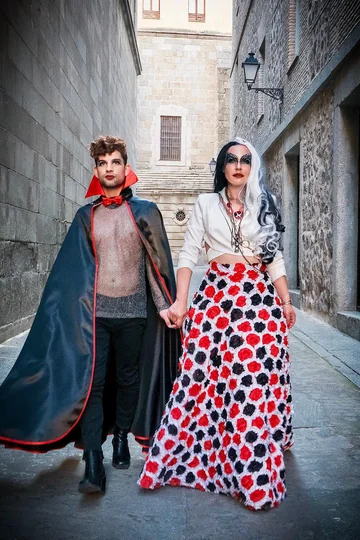Dos personajes con maquillaje y disfraces temáticos