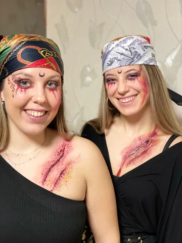Dos looks de Halloween con glitter rojo y heridas simuladas