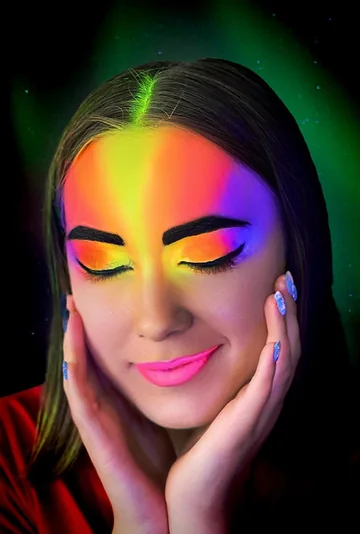 Maquillaje neón multicolor en el rostro