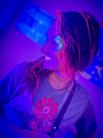 Retrato de perfil con detalles fluorescentes en rostro y cabello