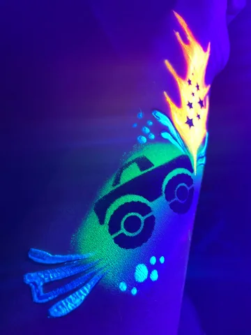 Pintura corporal fluorescente verde y amarilla bajo luz ultravioleta
