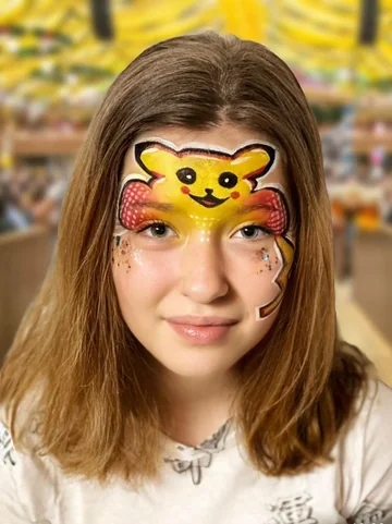 Niña con pintacaras amarillo de Pikachu