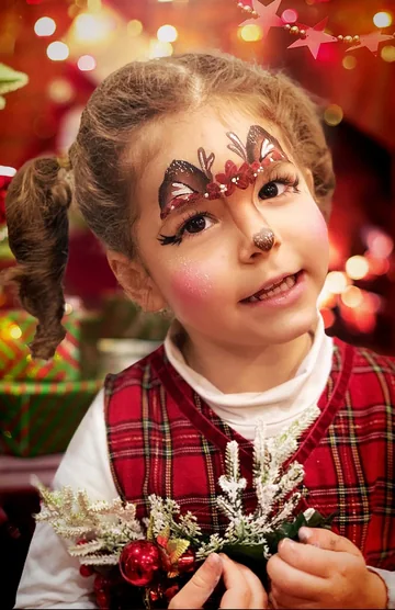 Pintacaras navideño de reno con detalles rojos y glitter