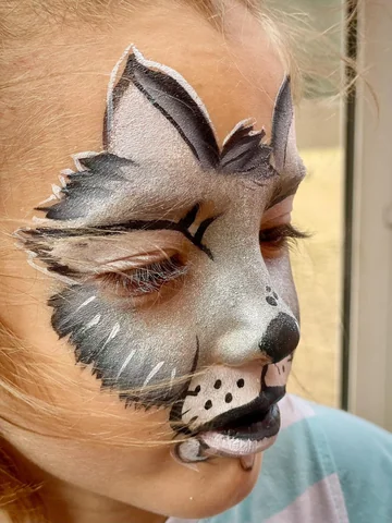 Pintacaras de lobo plateado con detalles blancos y negros