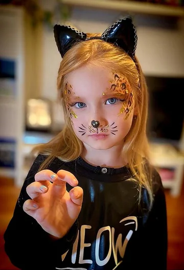 Pintacaras felino con manchas doradas y orejas negras