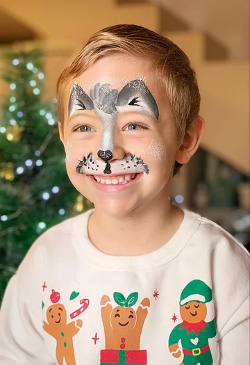Pintacaras de animal gris y blanco con nariz negra y glitter